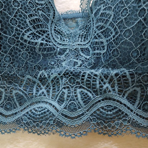 Lace contour wireless bralette - Picture 4 of 9